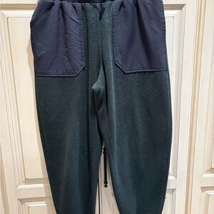 Outdoor Voices Men's black fleece Pants with cool pockets in front and back